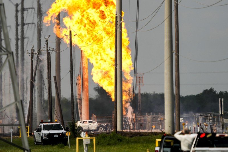 Kebakaran pipa di La Porte, Texas, memicu kebakaran rumput dan membakar tiang listrik pada hari Senin, 16 September 2024, yang memaksa warga di lingkungan sekitar untuk mengungsi. (KTRK via AP)