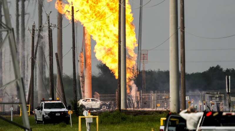 Kebakaran pipa di La Porte, Texas, memicu kebakaran rumput dan membakar tiang listrik pada hari Senin, 16 September 2024, yang memaksa warga di lingkungan sekitar untuk mengungsi. (KTRK via AP)