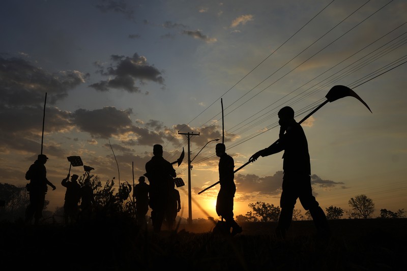 Kebakaran hutan melanda kawasan lindung lingkungan di Taman Nasional Brasilia. (AP Photo/Eraldo Peres)