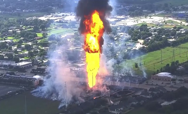 Kebakaran pipa di La Porte, Texas, memicu kebakaran rumput dan membakar tiang listrik pada hari Senin, 16 September 2024, yang memaksa warga di lingkungan sekitar untuk mengungsi. Kebakaran pipa di La Porte, Texas, memicu kebakaran rumput dan membakar tiang listrik pada hari Senin, 16 September 2024, yang memaksa warga di lingkungan sekitar untuk mengungsi. (KTRK via AP)