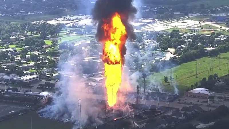 Kebakaran pipa di La Porte, Texas, memicu kebakaran rumput dan membakar tiang listrik pada hari Senin, 16 September 2024, yang memaksa warga di lingkungan sekitar untuk mengungsi. (KTRK via AP)