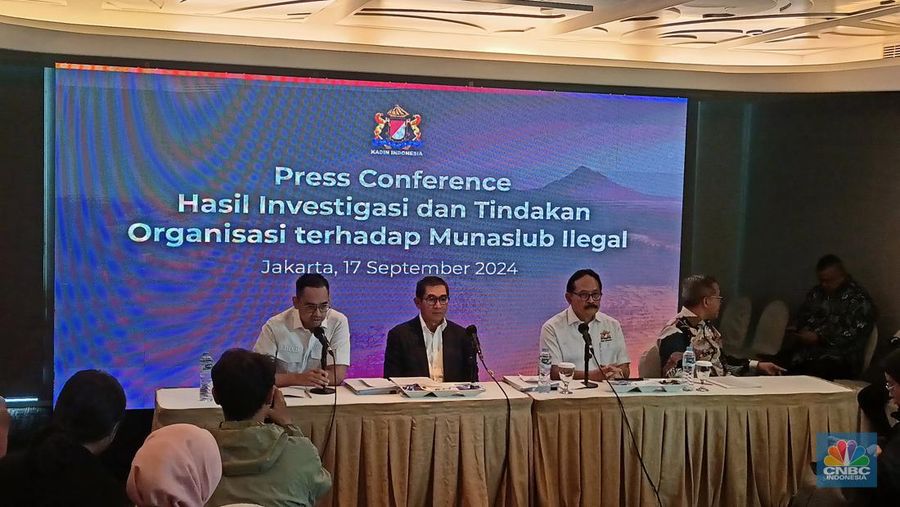 (Kiri ke Kanan) WKU Bidang Komunikasi dan Informatika, Firlie H. Ganinduto, Kuasa Hukum Kadin versi Arsjad Rasjid, Hamdan Zoelva, Wakil Ketua Umum Bidang Hukum dan HAM Kadin Indonesia, Dhaniswara K. Harjono. (CNBC Indonesia/Ferry Sandi)