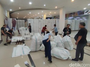 Persiapan Pilkada, KPU Tabanan Bongkar 7.725 Kotak Suara-Logistik Pemilu 2024