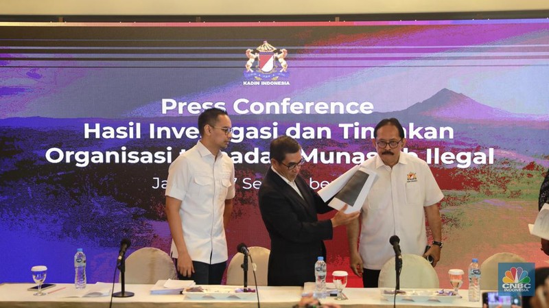 Kuasa Hukum Kadin Indonesia, Hamdan Zoelva dalam acara Press Conference hail Investigasi dan tindakan organisasi terhadap munaslub ilegal di Jakarta, Selasa (17/9/2024). (CNBC Indonesia/Muhammad Sabki)