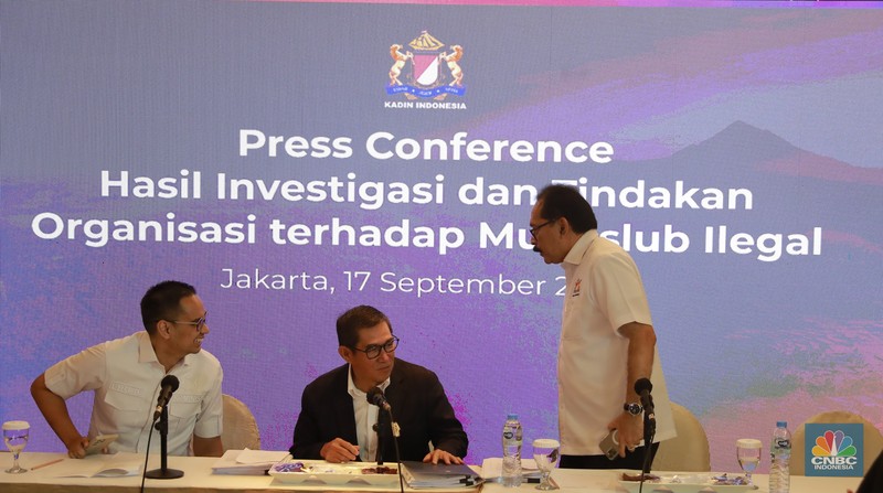 Kuasa Hukum Kadin Indonesia, Hamdan Zoelva dalam acara Press Conference hail Investigasi dan tindakan organisasi terhadap munaslub ilegal di Jakarta, Selasa (17/9/2024). (CNBC Indonesia/Muhammad Sabki) Kuasa Hukum Kadin Indonesia, Hamdan Zoelva dalam acara Press Conference hail Investigasi dan tindakan organisasi terhadap munaslub ilegal di Jakarta, Selasa (17/9/2024). (CNBC Indonesia/Muhammad Sabki)