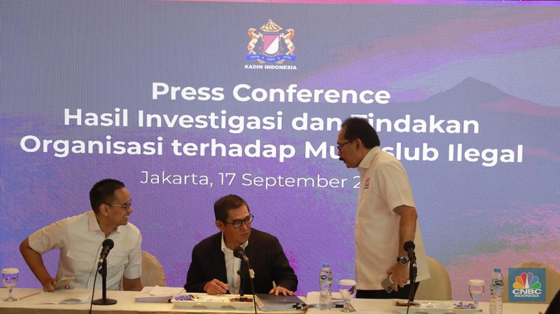 Kuasa Hukum Kadin Indonesia, Hamdan Zoelva dalam acara Press Conference hail Investigasi dan tindakan organisasi terhadap munaslub ilegal di Jakarta, Selasa (17/9/2024). (CNBC Indonesia/Muhammad Sabki)