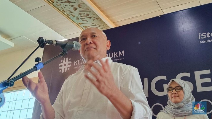 MenkopUKM Teten Masduki saat ditemui di Kantor KemenkopUKM, Selasa (17/9/2024). (CNBC Indonesia/Martyasari Rizky)