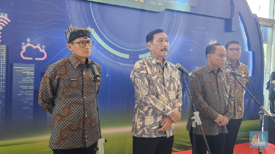 Menteri Koordinator Bidang Kemaritiman dan Investasi (Menko Marves) Luhut Binsar Pandjaitan dalam acara Temu Bisnis VIII P3DN di ICE BSD, Tangerang, Selasa (17/9/2024). (CNBC Indonesia/Intan Rakhmayanti Dewi)