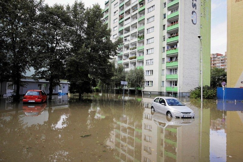 Pemandangan umum yang diambil oleh drone dari area halaman yang terendam banjir oleh sungai Nysa Klodzka di Nysa. (REUTERS/Kacper Pempel)