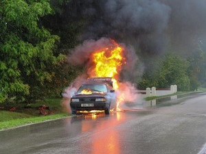 Mengapa Mobil Bisa Terbakar? Ini 7 Penyebab dan Cara Mencegahnya