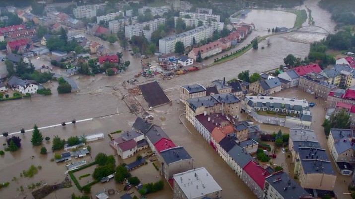 Pemandangan dari drone menunjukkan daerah yang terendam banjir di Glucholazy, Polandia. (RADIO OPOLE via REUTERS/RADIO OPOLE)