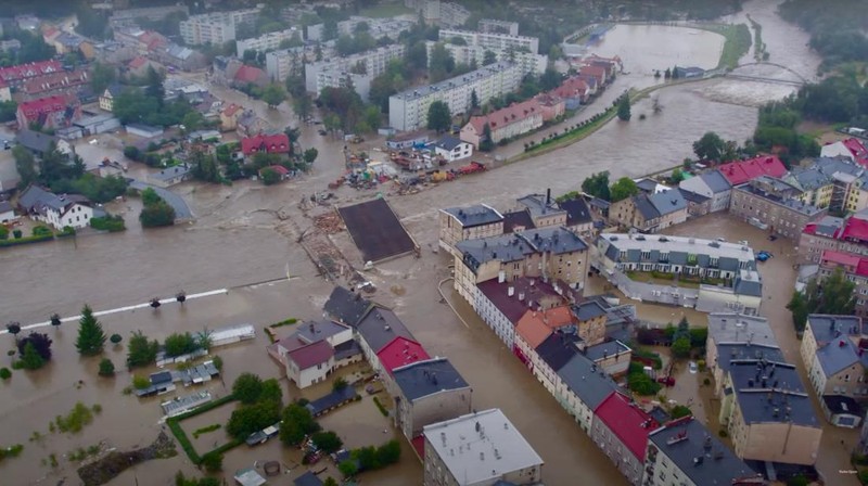 Pemandangan umum yang diambil oleh drone dari area halaman yang terendam banjir oleh sungai Nysa Klodzka di Nysa. (REUTERS/Kacper Pempel)