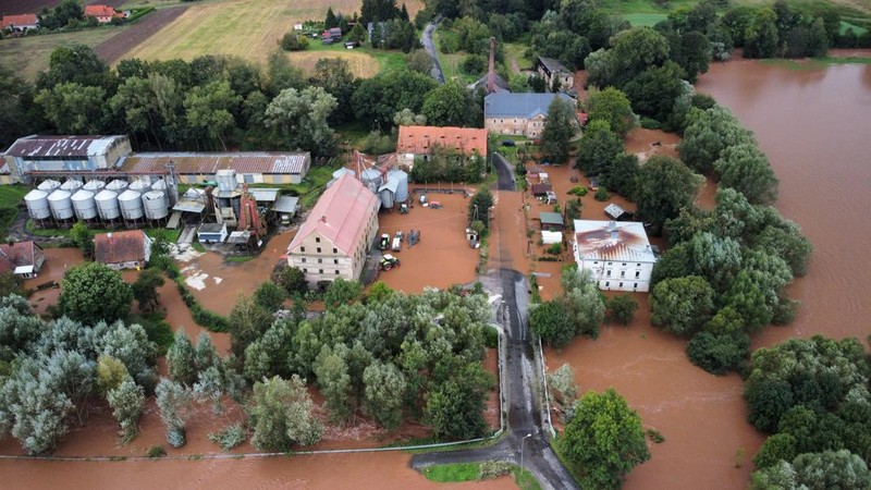 Pemandangan umum yang diambil oleh drone dari area halaman yang terendam banjir oleh sungai Nysa Klodzka di Nysa. (REUTERS/Kacper Pempel)