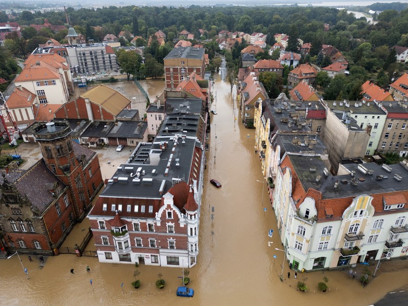 Pemandangan umum yang diambil oleh drone dari area halaman yang terendam banjir oleh sungai Nysa Klodzka di Nysa. (REUTERS/Kacper Pempel)