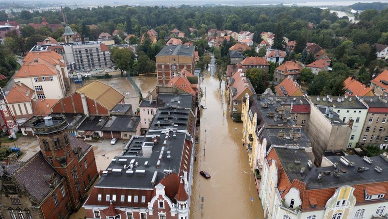 Pemandangan umum yang diambil oleh drone dari area halaman yang terendam banjir oleh sungai Nysa Klodzka di Nysa. (REUTERS/Kacper Pempel)