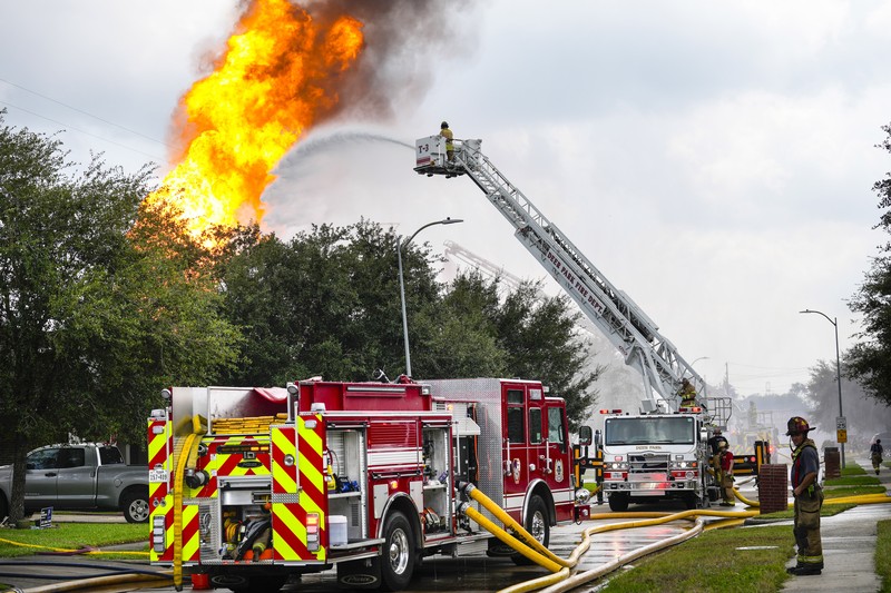 Kebakaran pipa di La Porte, Texas, memicu kebakaran rumput dan membakar tiang listrik pada hari Senin, 16 September 2024, yang memaksa warga di lingkungan sekitar untuk mengungsi. Kebakaran pipa di La Porte, Texas, memicu kebakaran rumput dan membakar tiang listrik pada hari Senin, 16 September 2024, yang memaksa warga di lingkungan sekitar untuk mengungsi. (KTRK via AP)