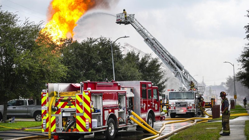 Kebakaran pipa di La Porte, Texas, memicu kebakaran rumput dan membakar tiang listrik pada hari Senin, 16 September 2024, yang memaksa warga di lingkungan sekitar untuk mengungsi. (KTRK via AP)