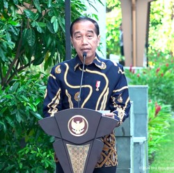 Jokowi Bangga Kinerja Perbankan Syariah Bisa Salip Bank Konvensional