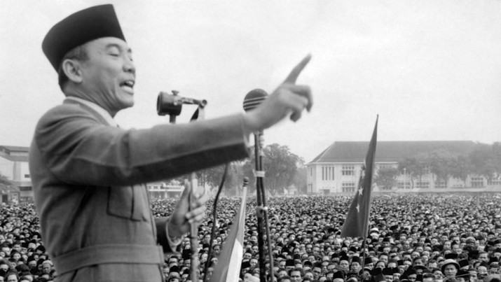 Presiden Soekarno (1902-70) berpidato di hadapan 200.000 orang di Makasar, menuntut kemerdekaan dari Belanda dalam foto yang tidak bertanggal. (Photo by AFP)