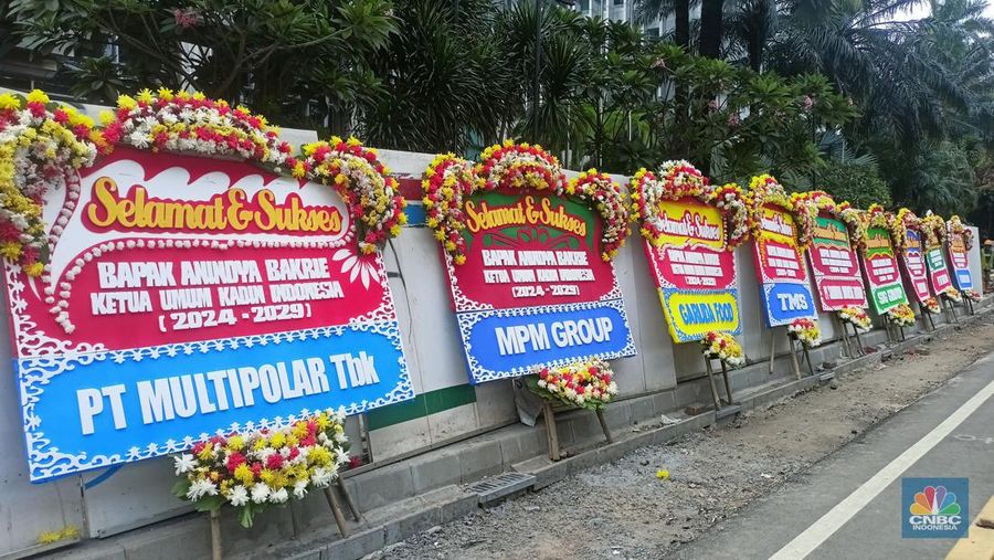 Puluhan karangan bunga berjejer di depan kantor Menara Kadin yang berlokasi di Rasuna Said, Jakarta Selatan. Isinya yakni ucapan selamat atas terpilihnya Anindya Bakrie sebagai ketua umum Kadin versi Musyarawah Nasional Luar Biasa (Munaslub). (CNBC Indonesia/Ferry Sandi)