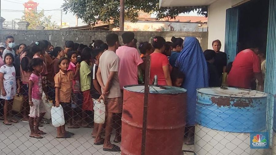 Puluhan warga mengantre minyak tanah di sebuah kios Pangkalan Minyak Tanah di Maulafa, Kupang, NTT pada Sabtu, (14/9/2024). (CNBC Indonesia/Maesaroh)