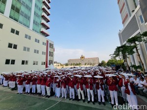 Tulis Harapan-Kritik di Payung, 2.786 Maba UMSurabaya Pecahkan Rekor MURI
