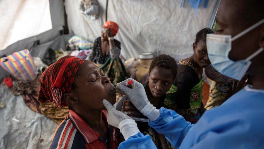 Pihak berwenang di Republik Demokratik Kongo kedatangan pertama vaksin cacar monyet di ibu kota Kinshasa, tiga minggu setelah Badan Kesehatan Dunia (WHO) menyatakan wabah mpox di 12 negara Afrika sebagai keadaan darurat global. (REUTERS/Justin Makangara)