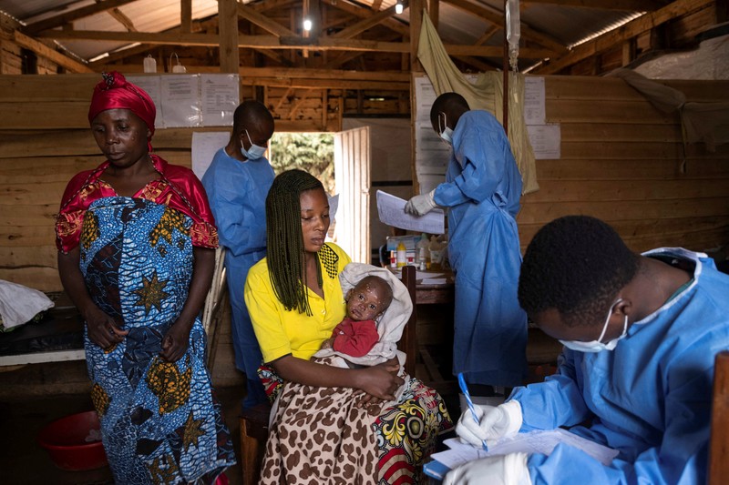 Pihak berwenang di Republik Demokratik Kongo kedatangan pertama vaksin cacar monyet di ibu kota Kinshasa, tiga minggu setelah Badan Kesehatan Dunia (WHO) menyatakan wabah mpox di 12 negara Afrika sebagai keadaan darurat global. (REUTERS/Justin Makangara) Pihak berwenang di Republik Demokratik Kongo kedatangan pertama vaksin cacar monyet di ibu kota Kinshasa, tiga minggu setelah Badan Kesehatan Dunia (WHO) menyatakan wabah mpox di 12 negara Afrika sebagai keadaan darurat global. (REUTERS/Justin Makangara)
