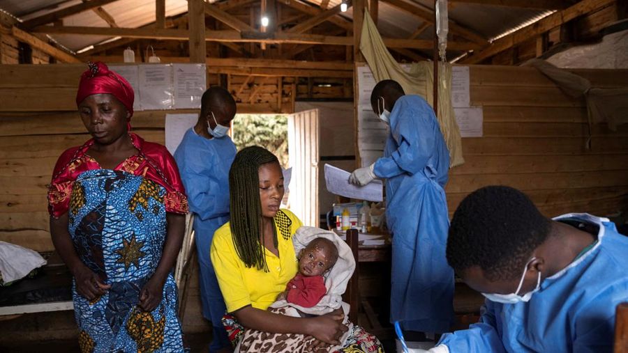 Pihak berwenang di Republik Demokratik Kongo kedatangan pertama vaksin cacar monyet di ibu kota Kinshasa, tiga minggu setelah Badan Kesehatan Dunia (WHO) menyatakan wabah mpox di 12 negara Afrika sebagai keadaan darurat global. (REUTERS/Justin Makangara)