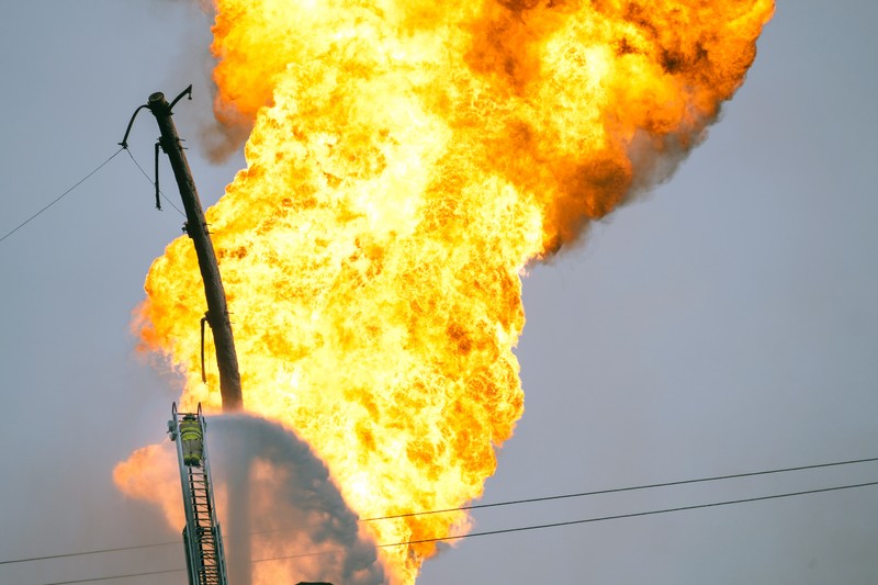 Kebakaran pipa di La Porte, Texas, memicu kebakaran rumput dan membakar tiang listrik pada hari Senin, 16 September 2024, yang memaksa warga di lingkungan sekitar untuk mengungsi. Kebakaran pipa di La Porte, Texas, memicu kebakaran rumput dan membakar tiang listrik pada hari Senin, 16 September 2024, yang memaksa warga di lingkungan sekitar untuk mengungsi. (KTRK via AP)
