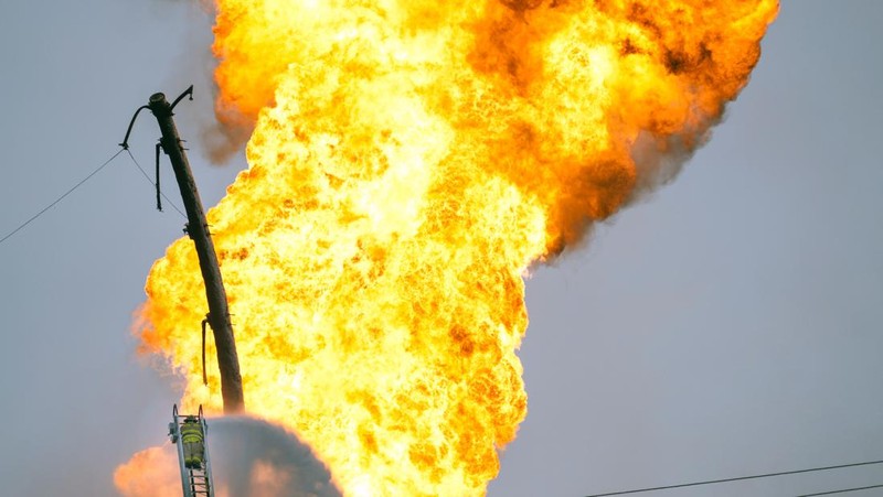 Kebakaran pipa di La Porte, Texas, memicu kebakaran rumput dan membakar tiang listrik pada hari Senin, 16 September 2024, yang memaksa warga di lingkungan sekitar untuk mengungsi. (KTRK via AP)