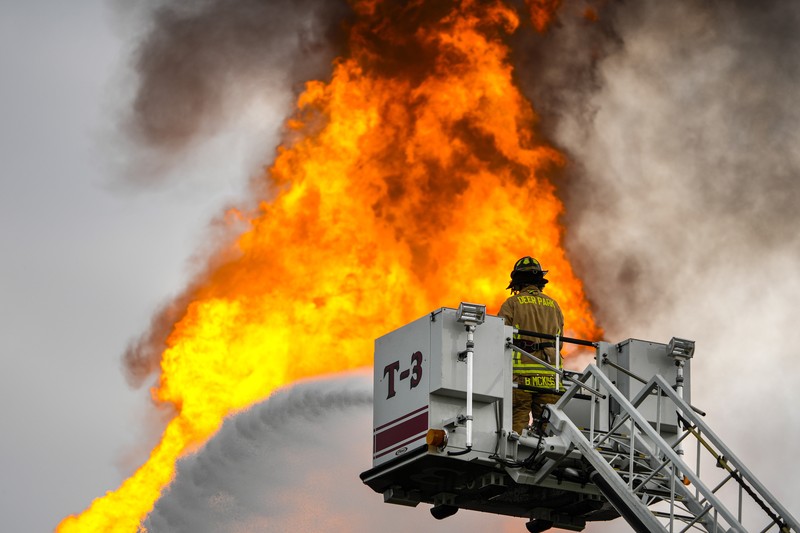 Kebakaran pipa di La Porte, Texas, memicu kebakaran rumput dan membakar tiang listrik pada hari Senin, 16 September 2024, yang memaksa warga di lingkungan sekitar untuk mengungsi. (KTRK via AP)