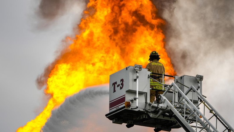 Kebakaran pipa di La Porte, Texas, memicu kebakaran rumput dan membakar tiang listrik pada hari Senin, 16 September 2024, yang memaksa warga di lingkungan sekitar untuk mengungsi. (KTRK via AP)