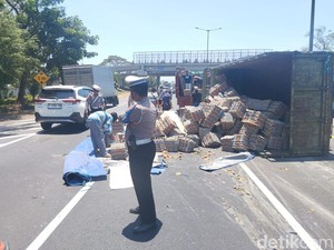 Truk Muat Telur Terguling di Tol Sidoarjo gegara Pecah Ban, Muatan Berserakan