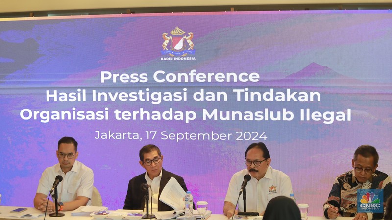 Kuasa Hukum Kadin Indonesia, Hamdan Zoelva dalam acara Press Conference hail Investigasi dan tindakan organisasi terhadap munaslub ilegal di Jakarta, Selasa (17/9/2024). (CNBC Indonesia/Muhammad Sabki) Kuasa Hukum Kadin Indonesia, Hamdan Zoelva dalam acara Press Conference hail Investigasi dan tindakan organisasi terhadap munaslub ilegal di Jakarta, Selasa (17/9/2024). (CNBC Indonesia/Muhammad Sabki)