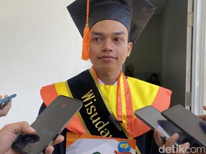 Kegigihan Adi, Driver Ojol Kejar Pendidikan hingga Raih Gelar Sarjana