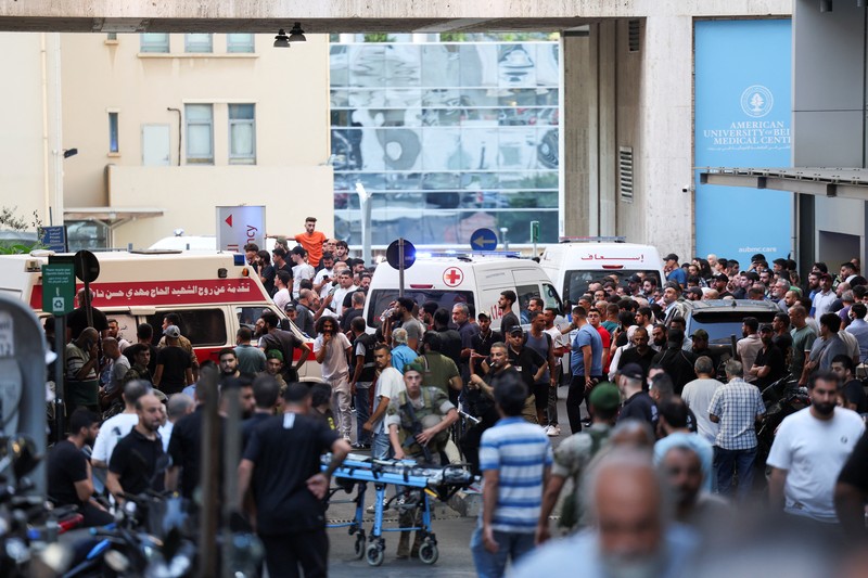 Ambulans tiba di Pusat Medis Universitas Amerika Beirut (AUBMC) karena lebih dari 1.000 orang, termasuk pejuang Hizbullah dan petugas medis, terluka ketika pager yang mereka gunakan untuk berkomunikasi meledak di seluruh Lebanon, menurut sumber keamanan, di Beirut, Lebanon 17 September 2024. (REUTERS/Mohamed Azakir)