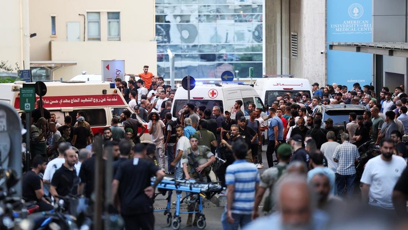 Ambulans tiba di Pusat Medis Universitas Amerika Beirut (AUBMC) karena lebih dari 1.000 orang, termasuk pejuang Hizbullah dan petugas medis, terluka ketika pager yang mereka gunakan untuk berkomunikasi meledak di seluruh Lebanon, menurut sumber keamanan, di Beirut, Lebanon 17 September 2024. (REUTERS/Mohamed Azakir)