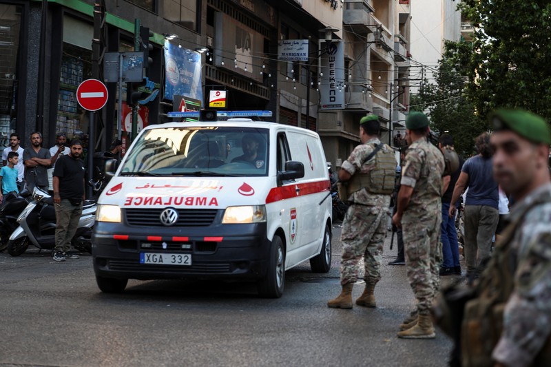 Ambulans tiba di Pusat Medis Universitas Amerika Beirut (AUBMC) karena lebih dari 1.000 orang, termasuk pejuang Hizbullah dan petugas medis, terluka ketika pager yang mereka gunakan untuk berkomunikasi meledak di seluruh Lebanon, menurut sumber keamanan, di Beirut, Lebanon 17 September 2024. Ambulans tiba di Pusat Medis Universitas Amerika Beirut (AUBMC) karena lebih dari 1.000 orang, termasuk pejuang Hizbullah dan petugas medis, terluka ketika pager yang mereka gunakan untuk berkomunikasi meledak di seluruh Lebanon, menurut sumber keamanan, di Beirut, Lebanon 17 September 2024. (REUTERS/Mohamed Azakir)