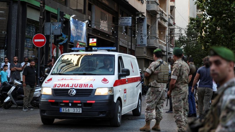 Ambulans tiba di Pusat Medis Universitas Amerika Beirut (AUBMC) karena lebih dari 1.000 orang, termasuk pejuang Hizbullah dan petugas medis, terluka ketika pager yang mereka gunakan untuk berkomunikasi meledak di seluruh Lebanon, menurut sumber keamanan, di Beirut, Lebanon 17 September 2024. (REUTERS/Mohamed Azakir)