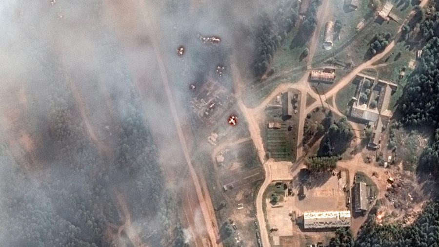 Citra satelit menunjukkan api dan asap di dekat jalur kereta api di area penyimpanan amunisi setelah ledakan, di tengah konflik Rusia-Ukraina, di Toropets, wilayah Tver, Rusia, 18 September 2024. (via REUTERS/Maxar Technologies)