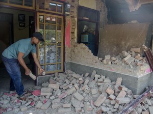 Luluh Lantak Rumah-Bangunan Diguncang Gempa Bandung