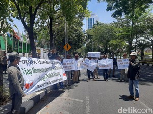 Puluhan Warga Demo KPU Protes Kotak Kosong di Pilwali Surabaya
