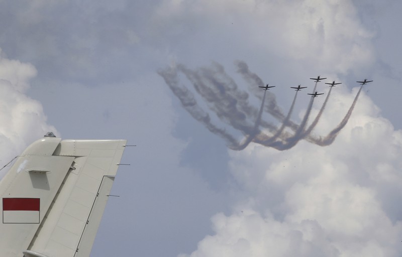 Tim aerobatik Jupiter Angkatan Udara Indonesia terbang dalam formasi selama demonstrasi di pertunjukan udara Bali di Denpasar, Bali, Indonesia, pada Rabu, 18 September 2024. (AP Photo/Firdia Lisnawati)