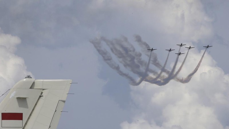 Tim aerobatik Jupiter Angkatan Udara Indonesia terbang dalam formasi selama demonstrasi di pertunjukan udara Bali di Denpasar, Bali, Indonesia, pada Rabu, 18 September 2024. (AP Photo/Firdia Lisnawati)