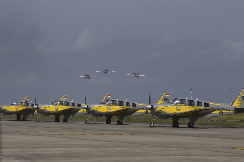 Tim aerobatik Jupiter Angkatan Udara Indonesia terbang dalam formasi selama demonstrasi di pertunjukan udara Bali di Denpasar, Bali, Indonesia, pada Rabu, 18 September 2024. Tim aerobatik Jupiter Angkatan Udara Indonesia terbang dalam formasi selama demonstrasi di pertunjukan udara Bali di Denpasar, Bali, Indonesia, pada Rabu, 18 September 2024. (AP Photo/Firdia Lisnawati)