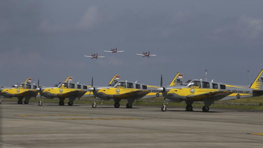Tim aerobatik Jupiter Angkatan Udara Indonesia terbang dalam formasi selama demonstrasi di pertunjukan udara Bali di Denpasar, Bali, Indonesia, pada Rabu, 18 September 2024. (AP Photo/Firdia Lisnawati)