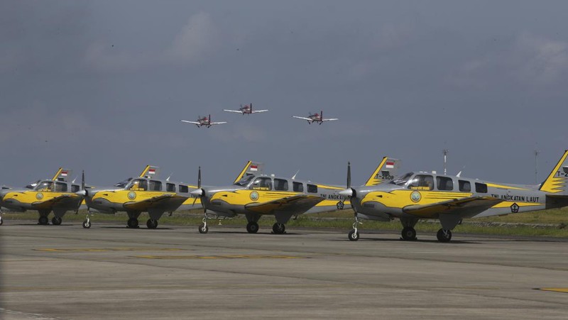 Tim aerobatik Jupiter Angkatan Udara Indonesia terbang dalam formasi selama demonstrasi di pertunjukan udara Bali di Denpasar, Bali, Indonesia, pada Rabu, 18 September 2024. (AP Photo/Firdia Lisnawati)