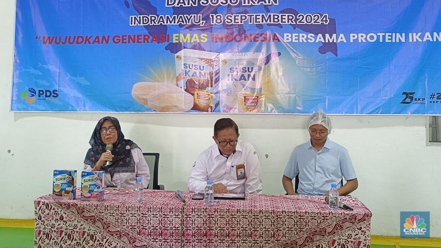 Direktur Pengolahan dan Bina Mutu Ditjen PDSPKP KKP Widya Rustyanto dan Founder PT Berikan Protein Yogie Arry di Pabrik HPI PT Berikan, Indramayu, Jawa Barat, Rabu (18/9/2024). (CNBC Indonesia/Martyasari Rizky)
