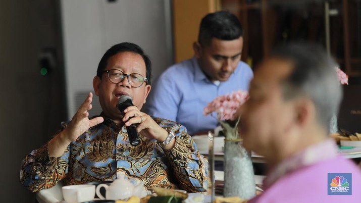 Ketua Komisi VII DPR RI, Sugeng Suparwoto di acara CNBC Indonesia Coffee Morning Energy Edition dengan tajuk 